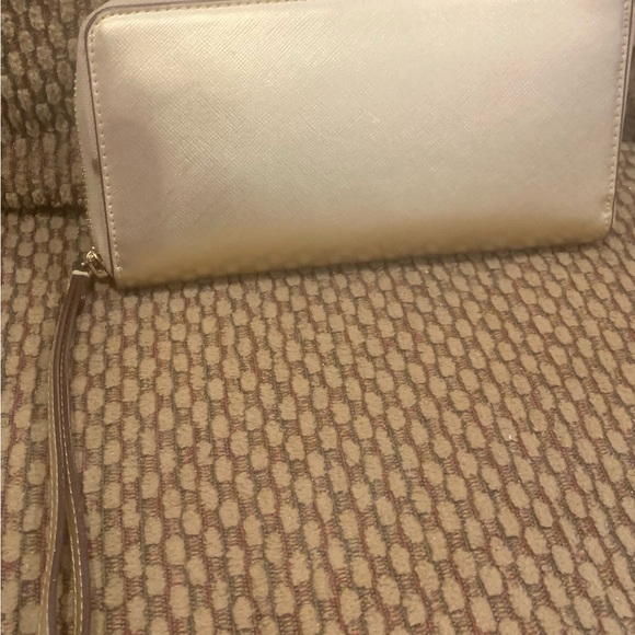 EUC Kate  Spade  gold leather wristlet.  Zipper closure - Picture 8 of 10
